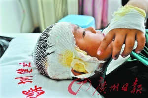 泥頭車校車相撞 10學(xué)生死傷