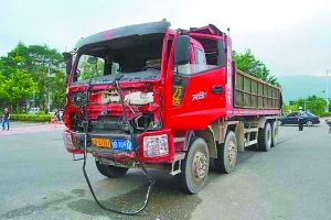 泥頭車校車相撞 10學(xué)生死傷