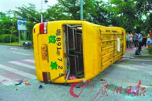 校車被撞側(cè)翻。 記者軒慧 攝