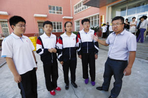 老師正在介紹事發(fā)情況。記者 王宇 攝