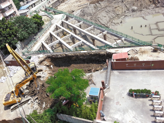 校車滿載學生剛離開學校門口突然塌大坑/ 校車滿載學生剛離開學校門口突然塌大坑