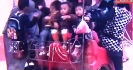 儋州一幼兒園用三輪車當(dāng)“校車” 塞滿18個孩子(圖) 儋州一幼兒園用三輪車當(dāng)“校車” 塞滿18個孩子(圖)