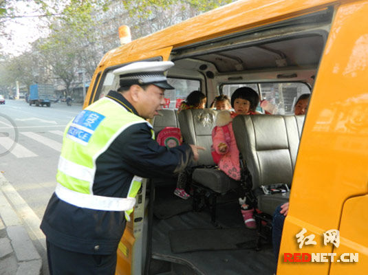 株洲石峰交警開展校車安全大檢查 “安全帶”竟成擺設(shè) 株洲石峰交警開展校車安全大檢查“安全帶”竟成擺設(shè)