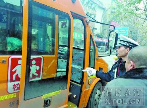 湖南湘潭一園車司機不會開校車警示燈 相關(guān)幼兒園被罰