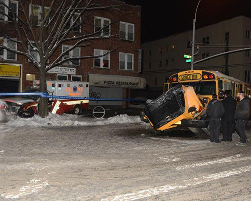 紐約救護車撞上校車致19人受傷 16人為學生 紐約救護車撞上校車致19人受傷16人為學生
