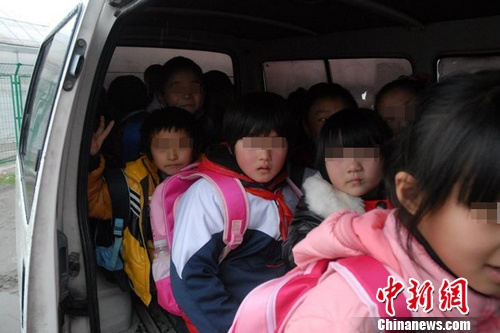 上海查獲一輛嚴重超載黑校車 核載6人實載28人(圖)