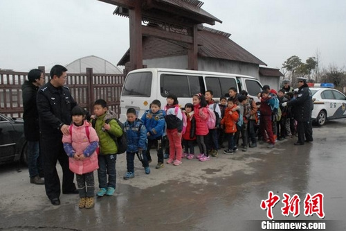 上海查獲一輛嚴重超載黑校車 核載6人實載28人(圖)