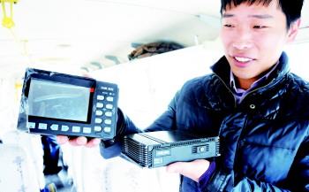 19日上午,東營(yíng)市育才學(xué)校的校車(chē)開(kāi)始安裝校車(chē)動(dòng)態(tài)信息管理系統(tǒng)終端