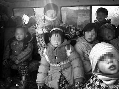 11座“校車”擠21個(gè)娃 11座“校車”擠21個(gè)娃