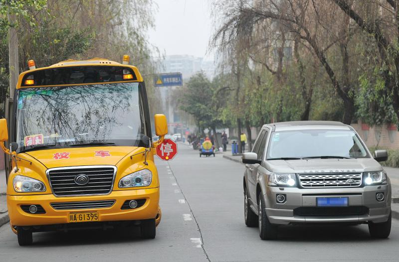 司機不避讓校車被攔下 好尷尬:兒子在校車上 司機不避讓校車被攔下 好尷尬:兒子在校車上