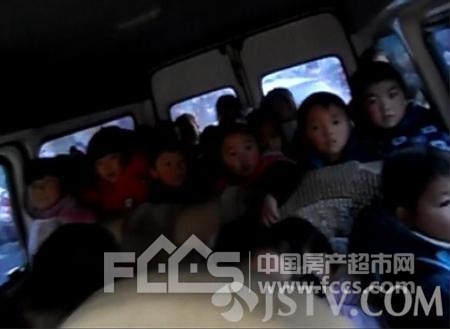 “黑校車”超載5倍 共載34名幼兒園小孩