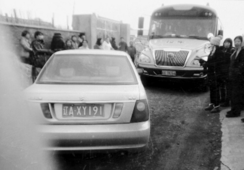 開(kāi)學(xué)首日，坐滿娃的校車被別?！? border=