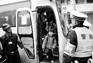 交警昨在富麗小學(xué)門口查獲一臺滿載小學(xué)生的普通大巴車，該車車身沒有涂成具有警示作用的黃色。信息時報記者 蕭嘉寧 攝