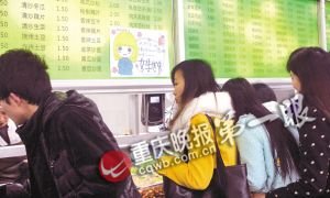 大學(xué)校園女生節(jié) 男生帶女生免費(fèi)坐都教授校車 大學(xué)校園女生節(jié) 男生帶女生免費(fèi)坐都教授校車