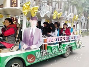 大學(xué)校園女生節(jié) 男生帶女生免費(fèi)坐都教授校車 大學(xué)校園女生節(jié) 男生帶女生免費(fèi)坐都教授校車