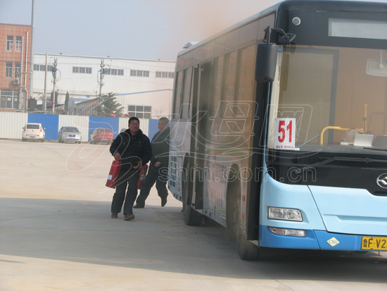 校車公交車消防演練舉行 一分鐘救 出全車娃娃 校車公交車消防演練舉行 一分鐘救 出全車娃娃