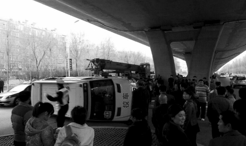 校車違規(guī)左轉(zhuǎn) 被同向吊車“撂倒”(圖) 事故現(xiàn)場(chǎng)