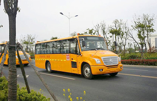 亞星“啟明星”校車開赴鹽城