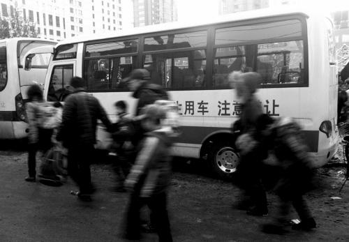 沈陽:冷子堡的校車咋不拉我的孩 冷子堡的校車咋不拉我的孩