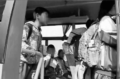 　電視臺(tái)記者拍到的客車(chē)內(nèi)部畫(huà)面 視頻截圖 U6 