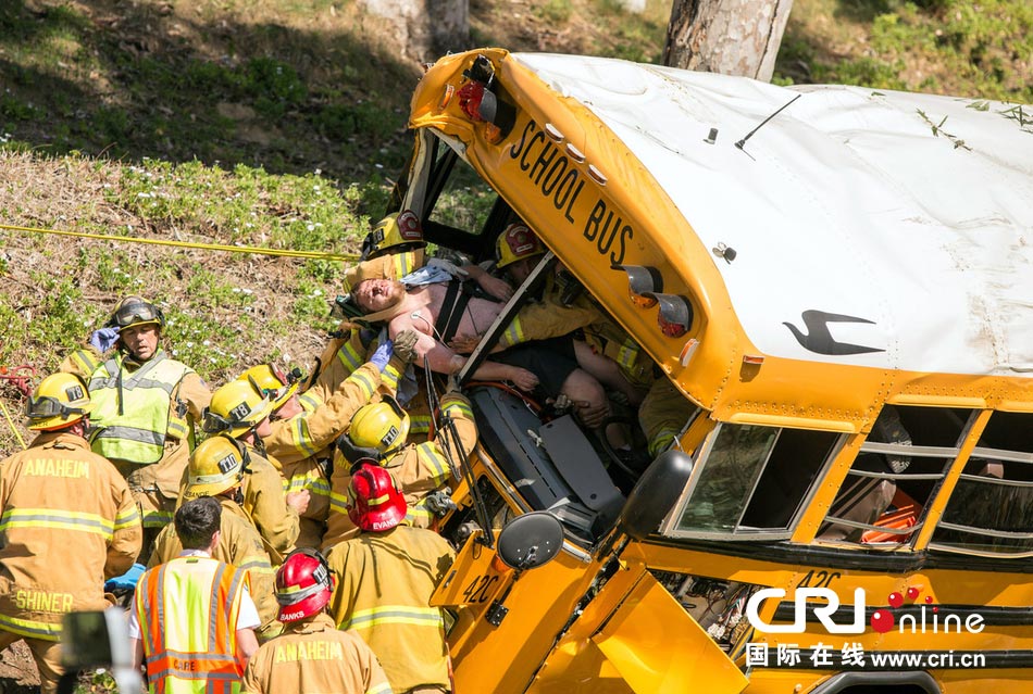 美國一校車發(fā)生車禍 造成12人受傷