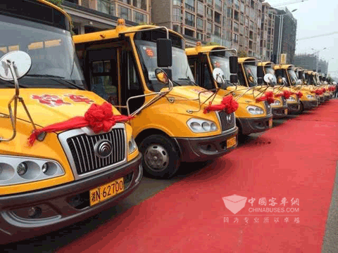 國內(nèi)市場上的安全校車