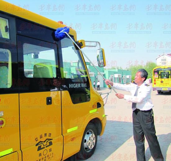 孫寶信在擦拭校車。