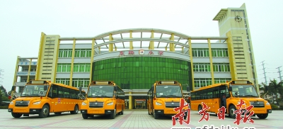 專用校車外觀亮麗，空間寬敞，乘坐舒適，讓人眼前一亮。