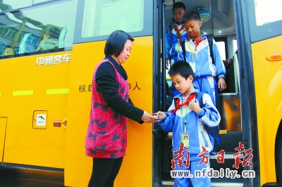 孩子們通過刷卡上車，進行全方位的實時記錄。