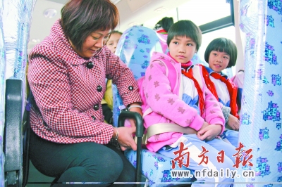 校車照管員悉心照顧，接送環(huán)節(jié)執(zhí)行標準化操作。