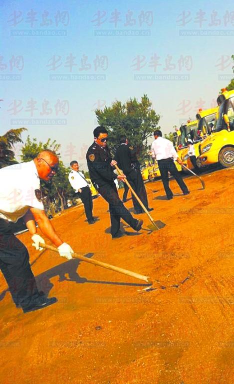 一下雨張村河小學門口流泥沙 校車司機幫修路