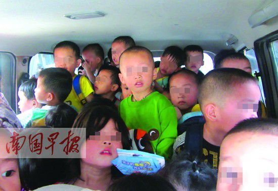 又見幼兒園超載校車:都安36個(gè)娃被塞進(jìn)8座面包車 又見幼兒園超載校車:都安36個(gè)娃被塞進(jìn)8座面包車
