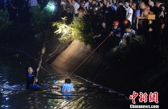 湖南一幼兒園校車翻入水庫致11死現場嚎哭不斷（圖）