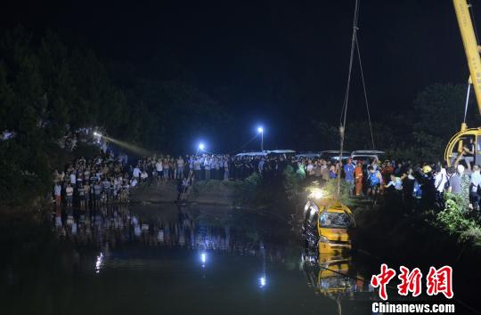 湖南幼兒園校車翻入水庫致11死 包括8名幼兒(圖)