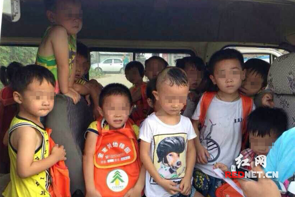 網(wǎng)曝長沙一幼兒園黑校車超載 核載6人塞進(jìn)34人 (網(wǎng)友發(fā)圖曝長沙一幼兒園黑校車超載)