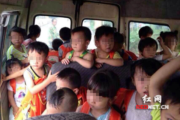 網(wǎng)曝長沙一幼兒園黑校車超載 核載6人塞進(jìn)34人 (車內(nèi)擠滿了幼兒)
