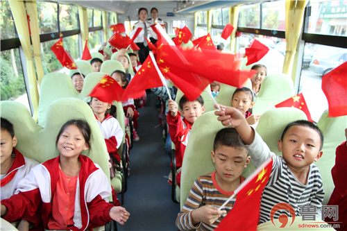 平度校車開展“迎十一 祝福偉大祖國 ”活動 平度校車開展“迎十一 祝福偉大祖國 ”活動