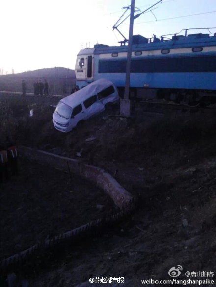 河北唐山火車與搶越線路校車相撞 未致人傷亡 圖據(jù)微博