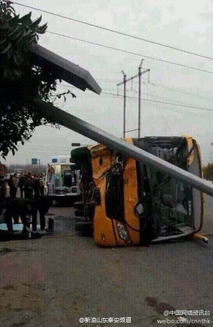 山東青島一校車發(fā)生車禍側(cè)翻 司機(jī)當(dāng)場(chǎng)身亡