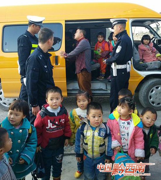 “黑校車(chē)”違法營(yíng)運(yùn)超載兒童 危險(xiǎn) 民警嚴(yán)執(zhí)法送兒童安全回家 點(diǎn)贊 “黑校車(chē)”違法營(yíng)運(yùn)超載兒童 危險(xiǎn) 民警嚴(yán)執(zhí)法送兒童安全回家 點(diǎn)贊