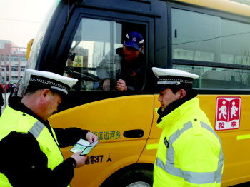 臨淄交警大隊排查校車安全