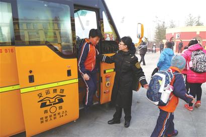 昨日是新學(xué)期開學(xué)第一天，1600余輛交運溫馨校車上線運行。