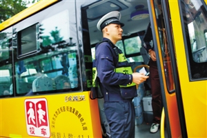 深圳開學(xué)首日 交警嚴查校車 深圳開學(xué)首日 交警嚴查校車