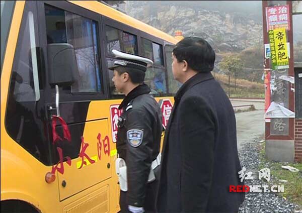 匿名短信報行蹤 隆回交警蹲守截獲黑校車 交警與校車辦聯(lián)合查處未取得標牌校車