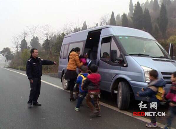 匿名短信報行蹤 隆回交警蹲守截獲黑校車 交警轉(zhuǎn)移車上學生