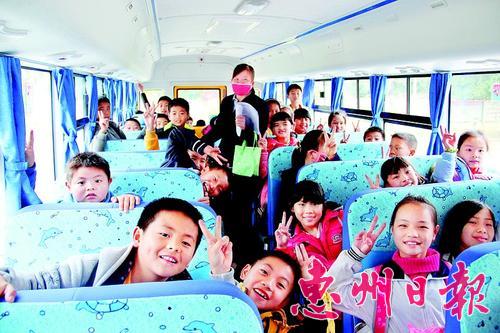 　　▲學(xué)生們開心地坐上免費(fèi)校車。