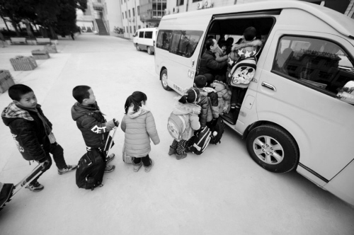 校車安全重如山，尤其孩子在車上時(shí)