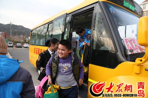 大鼻子校車進(jìn)特教學(xué)校 22名特殊學(xué)生坐上校車 大鼻子校車進(jìn)特教學(xué)校 22名特殊學(xué)生坐上校車