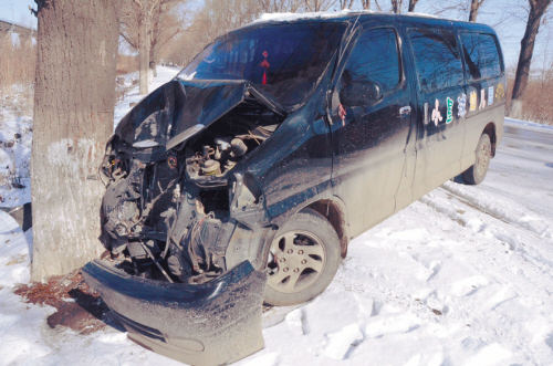 幼兒園校車撞大樹 幸虧車里沒孩子 幼兒園校車撞大樹 幸虧車里沒孩子
