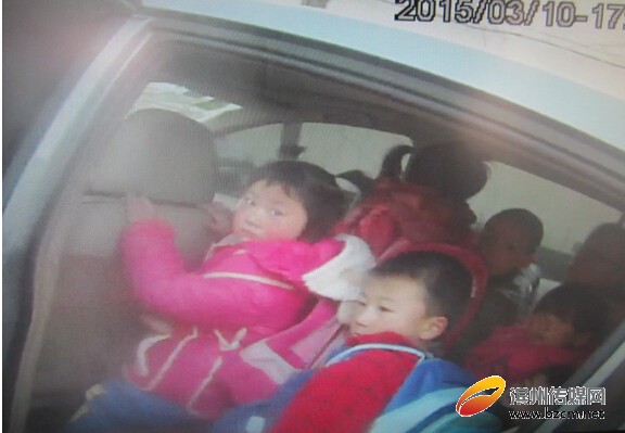關(guān)注校車安全刻不容緩 一輛小轎車竟“塞了”8個孩子